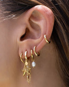 Brinco Cordelia Pérola - Ouro 18K | SILLENE - uso