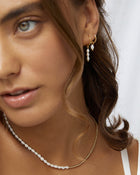 Brinco Cordelia Pérola - Ouro 18K | SILLENE - uso
