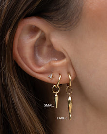 Brinco Cornicello Pequeno - Ouro 18K | SILLENE - uso