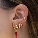 Brinco Cornicello Vermelho - Ouro 18K | SILLENE - uso