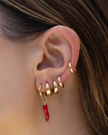 Brinco Cornicello Vermelho - Ouro 18K | SILLENE - uso