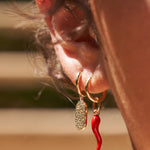Brinco Cornicello Vermelho - Ouro 18K | SILLENE - uso