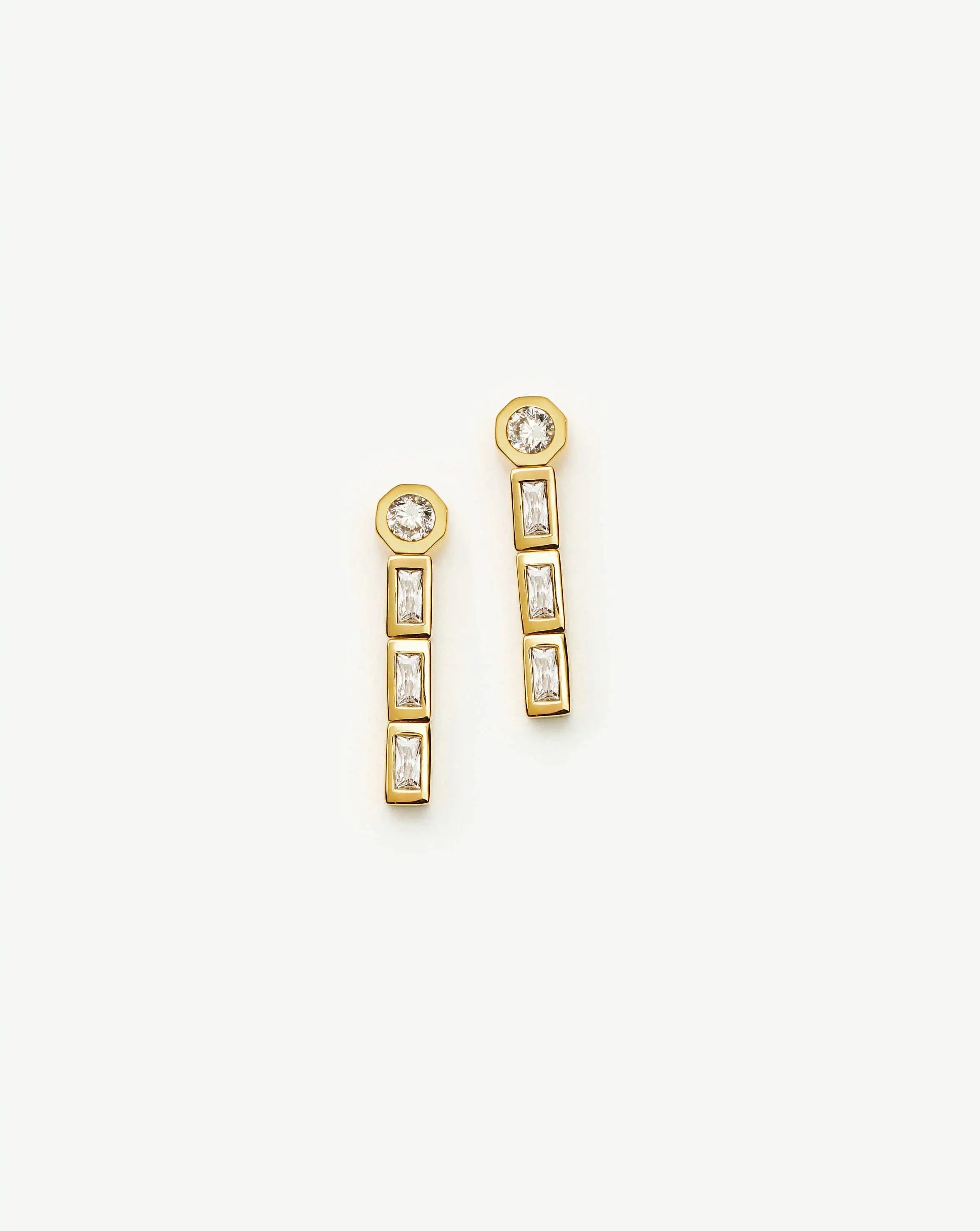 Brinco Cravejado Gota Pequena - Ouro 18K | SILLENE
