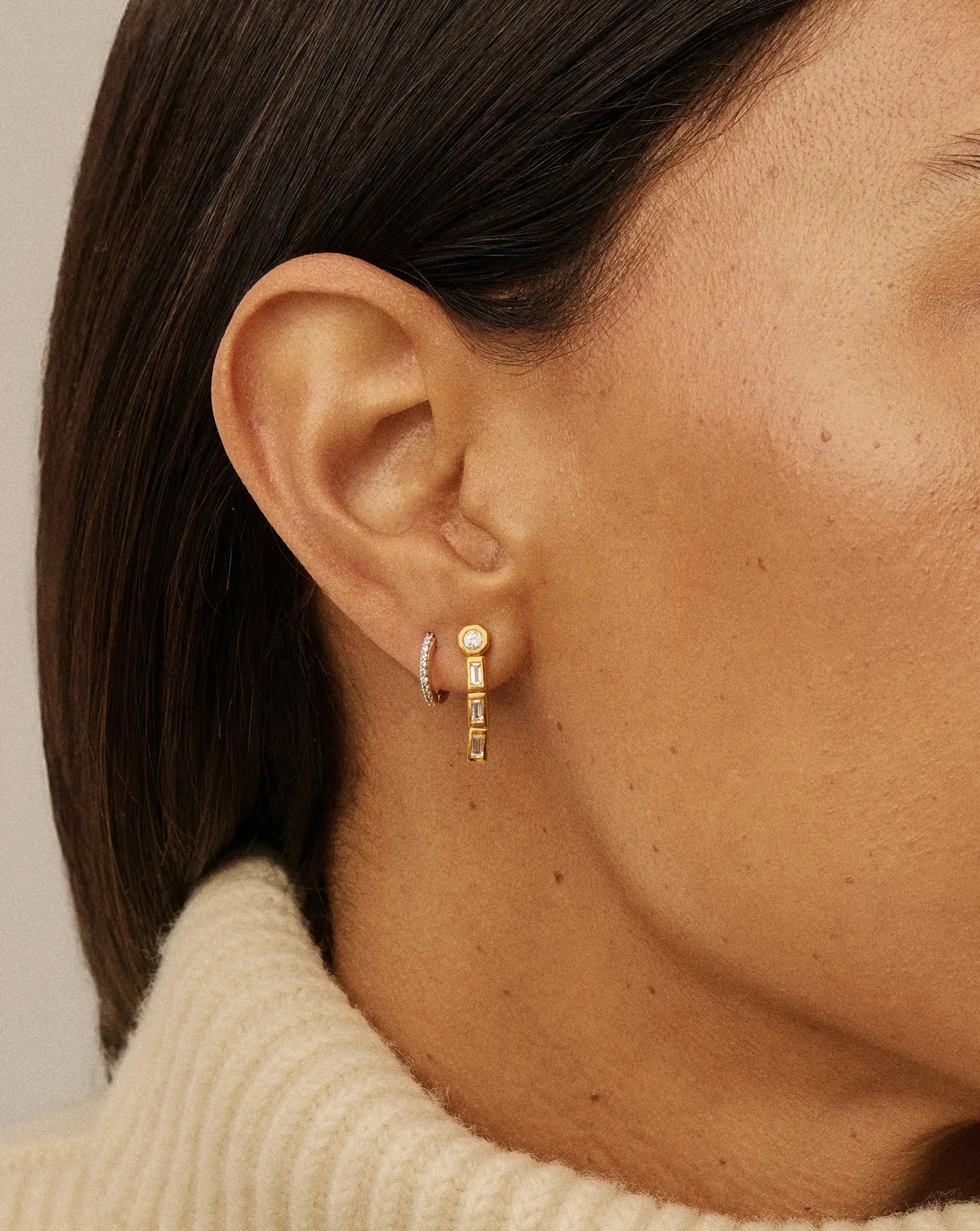Brinco Cravejado Gota Pequena - Ouro 18K | SILLENE
