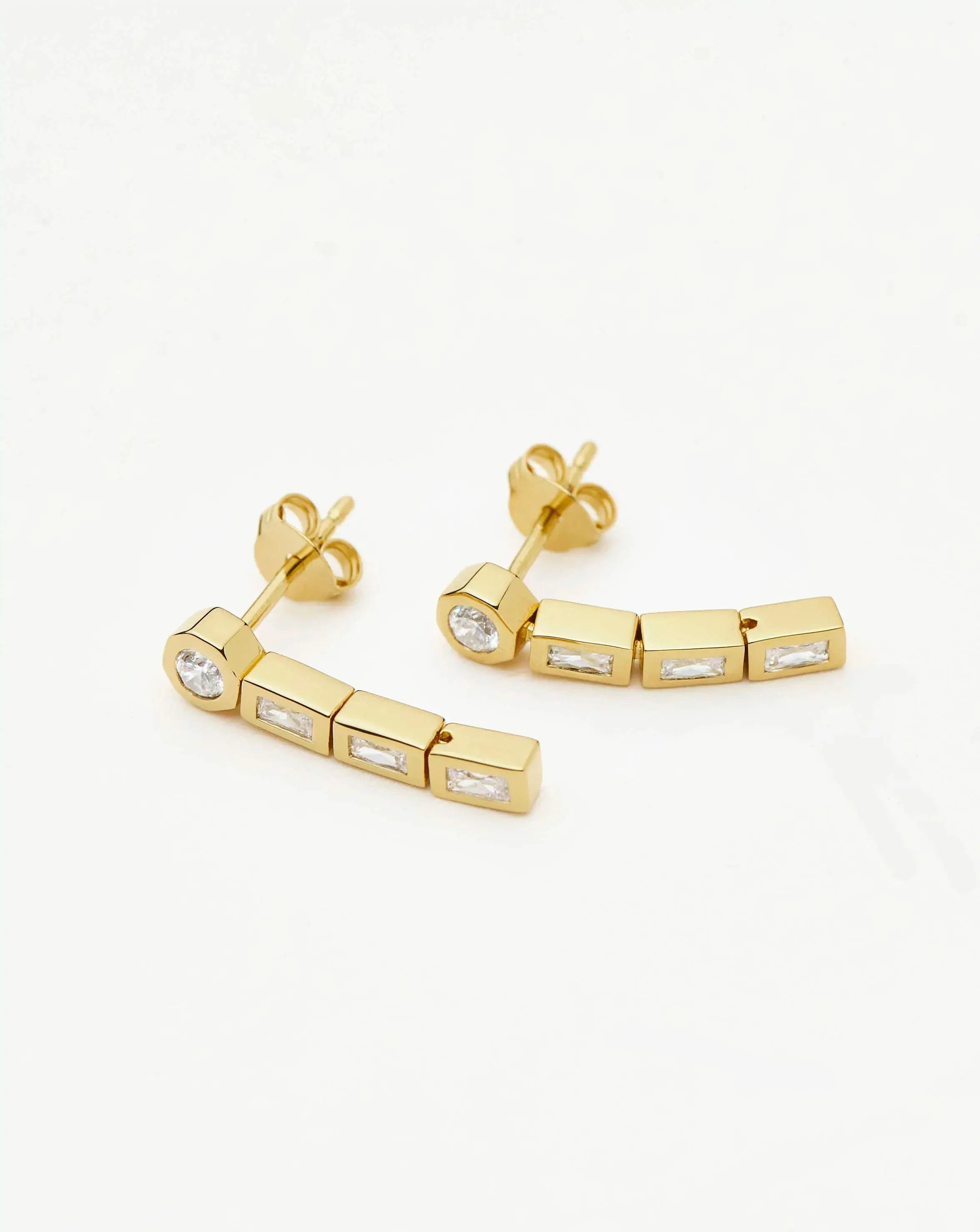 Brinco Cravejado Gota Pequena - Ouro 18K | SILLENE