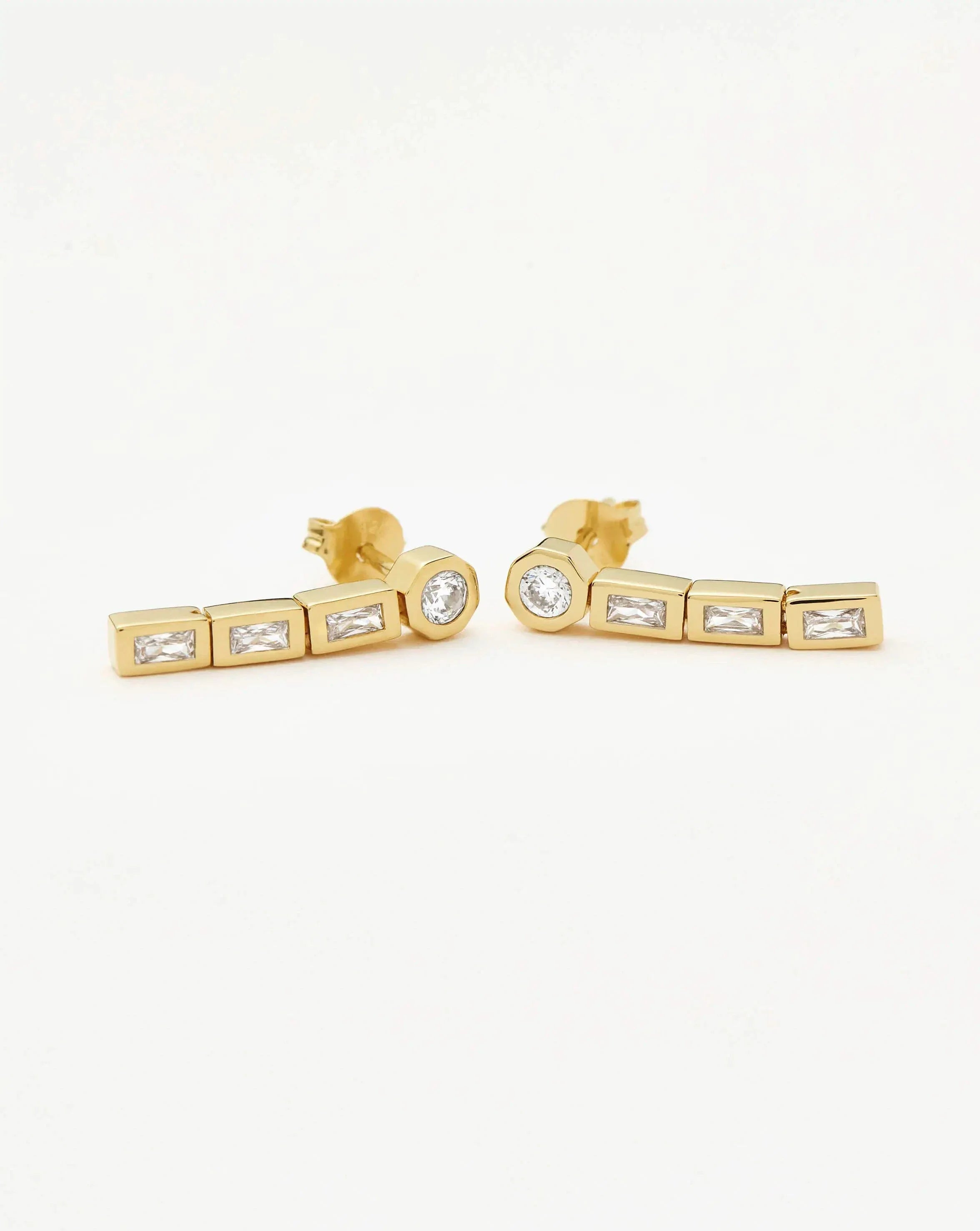 Brinco Cravejado Gota Pequena - Ouro 18K | SILLENE