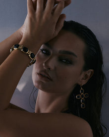 Brinco Cruz Midnight Mesa - Ouro 18K | SILLENE - uso