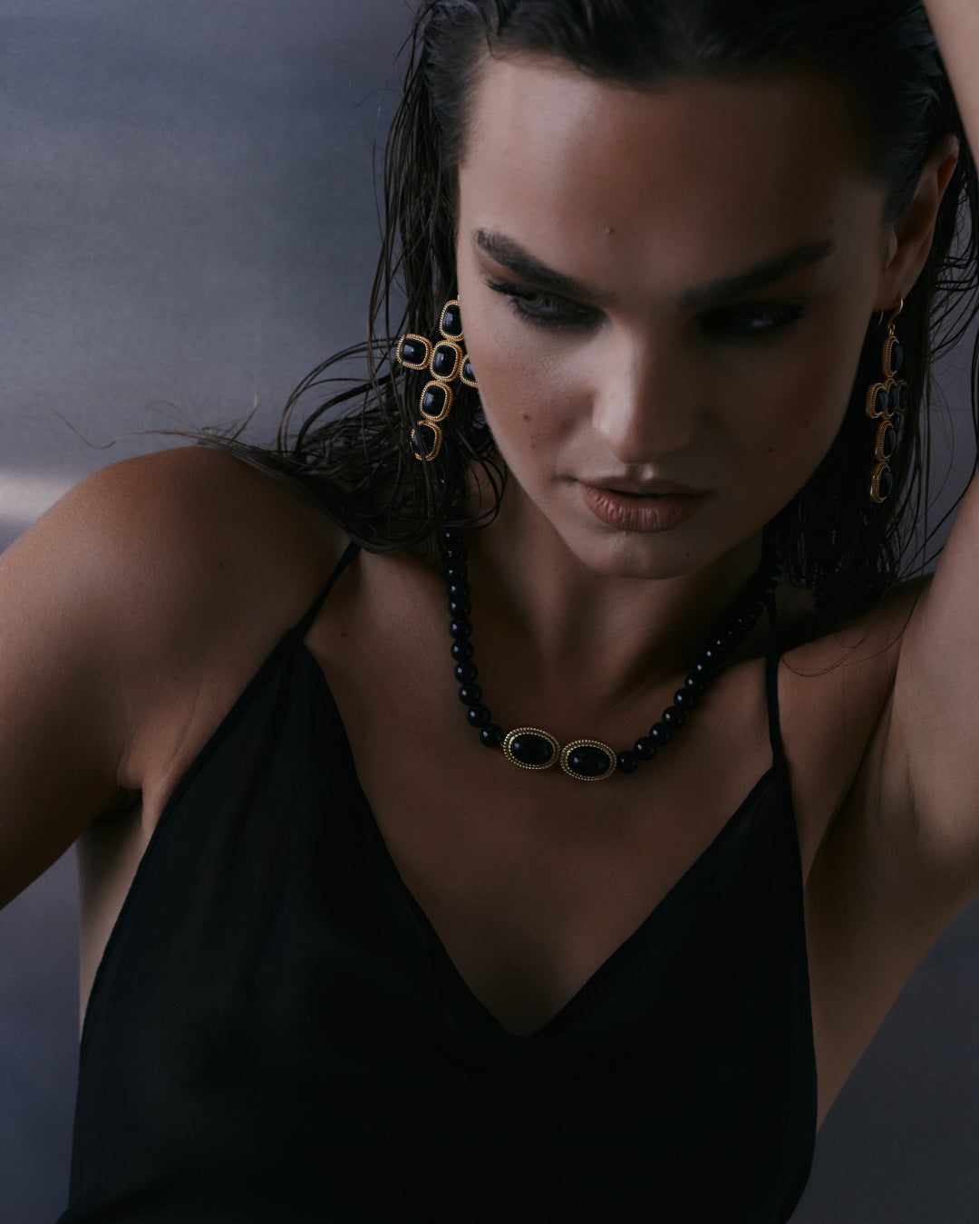 Brinco Cruz Midnight Mesa - Ouro 18K | SILLENE - uso
