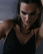 Brinco Cruz Midnight Mesa - Ouro 18K | SILLENE - uso