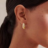 Brinco Cúpula Pavê - Ouro 18K | SILLENE - uso