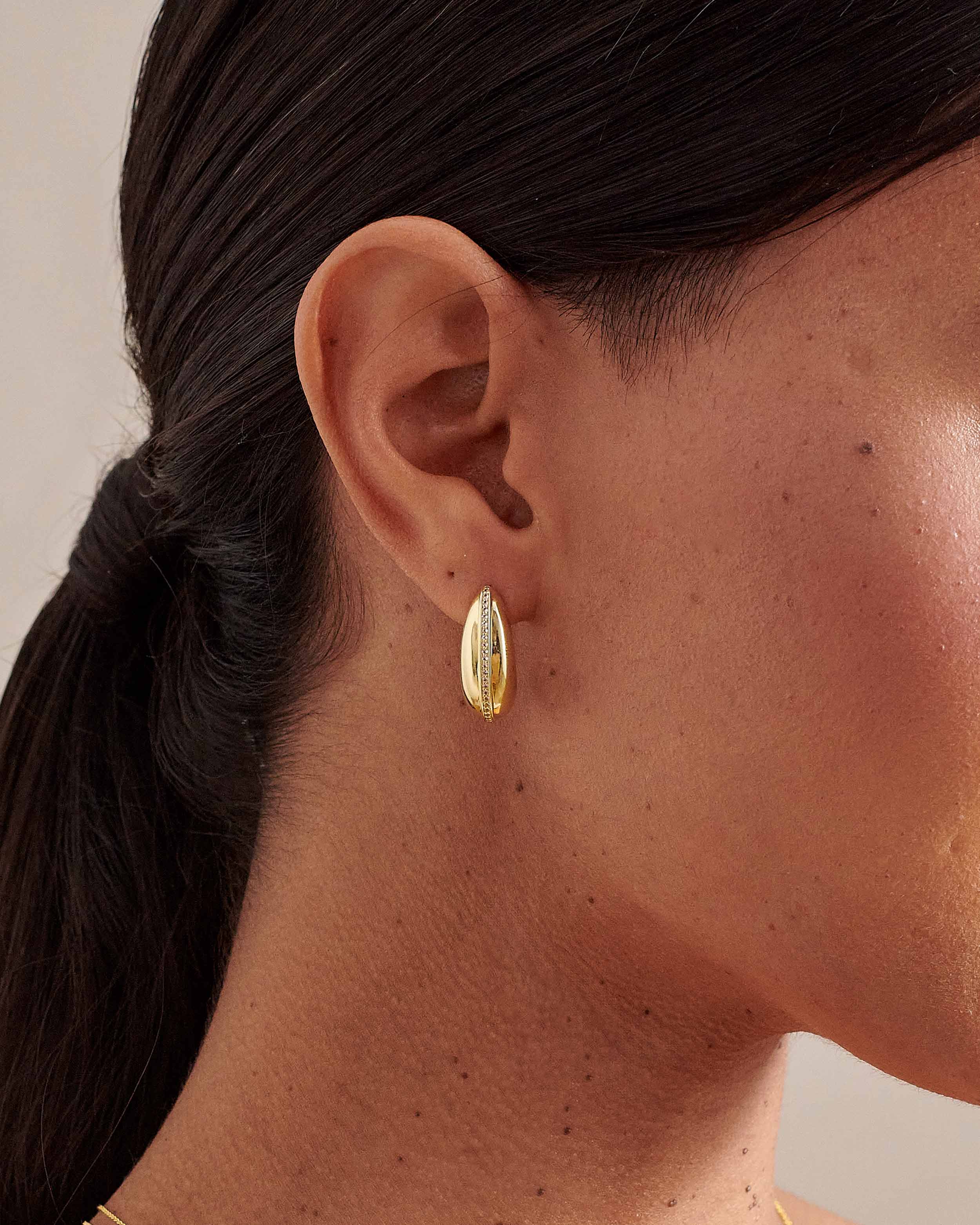 Brinco Cúpula Pavê - Ouro 18K | SILLENE - uso