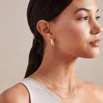 Brinco Cúpula Pavê - Ouro 18K | SILLENE - uso