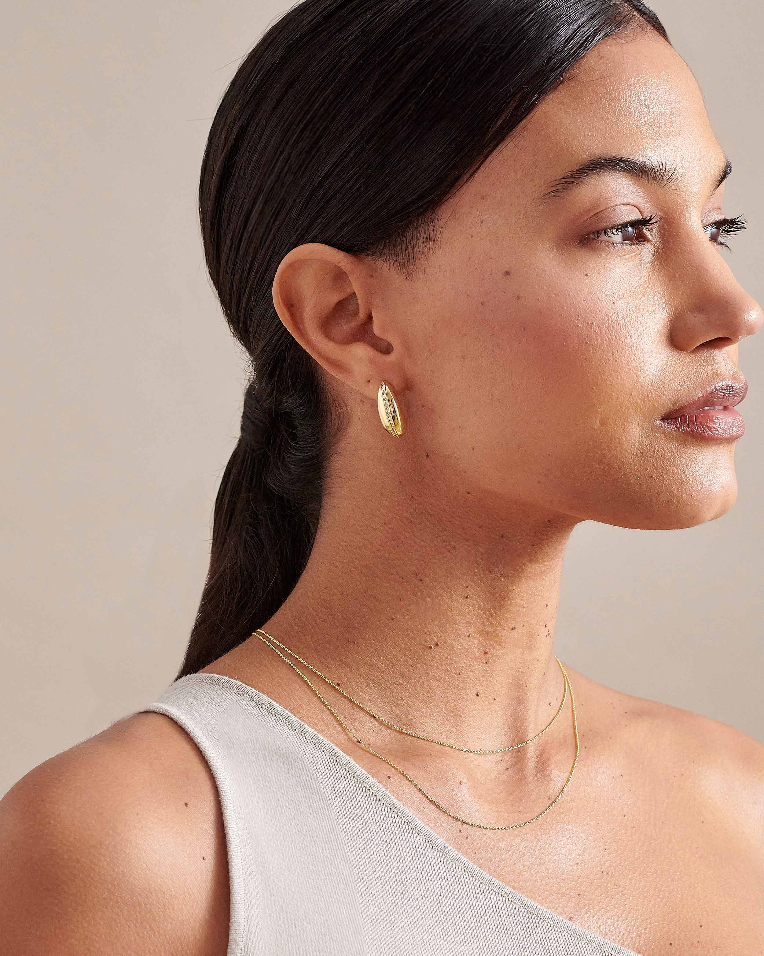 Brinco Cúpula Pavê - Ouro 18K | SILLENE - uso