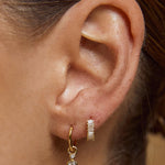 Brinco Daisy Esmeralda - Ouro 18K | SILLENE - uso