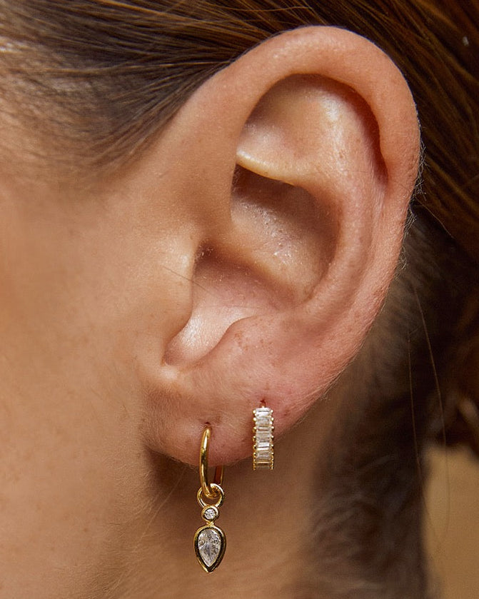 Brinco Daisy Esmeralda - Ouro 18K | SILLENE - uso