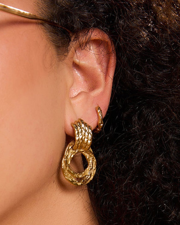 Brinco Effie - Ouro 18K | SILLENE - uso