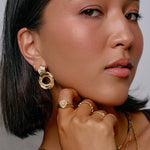 Brinco Effie - Ouro 18K | SILLENE - uso