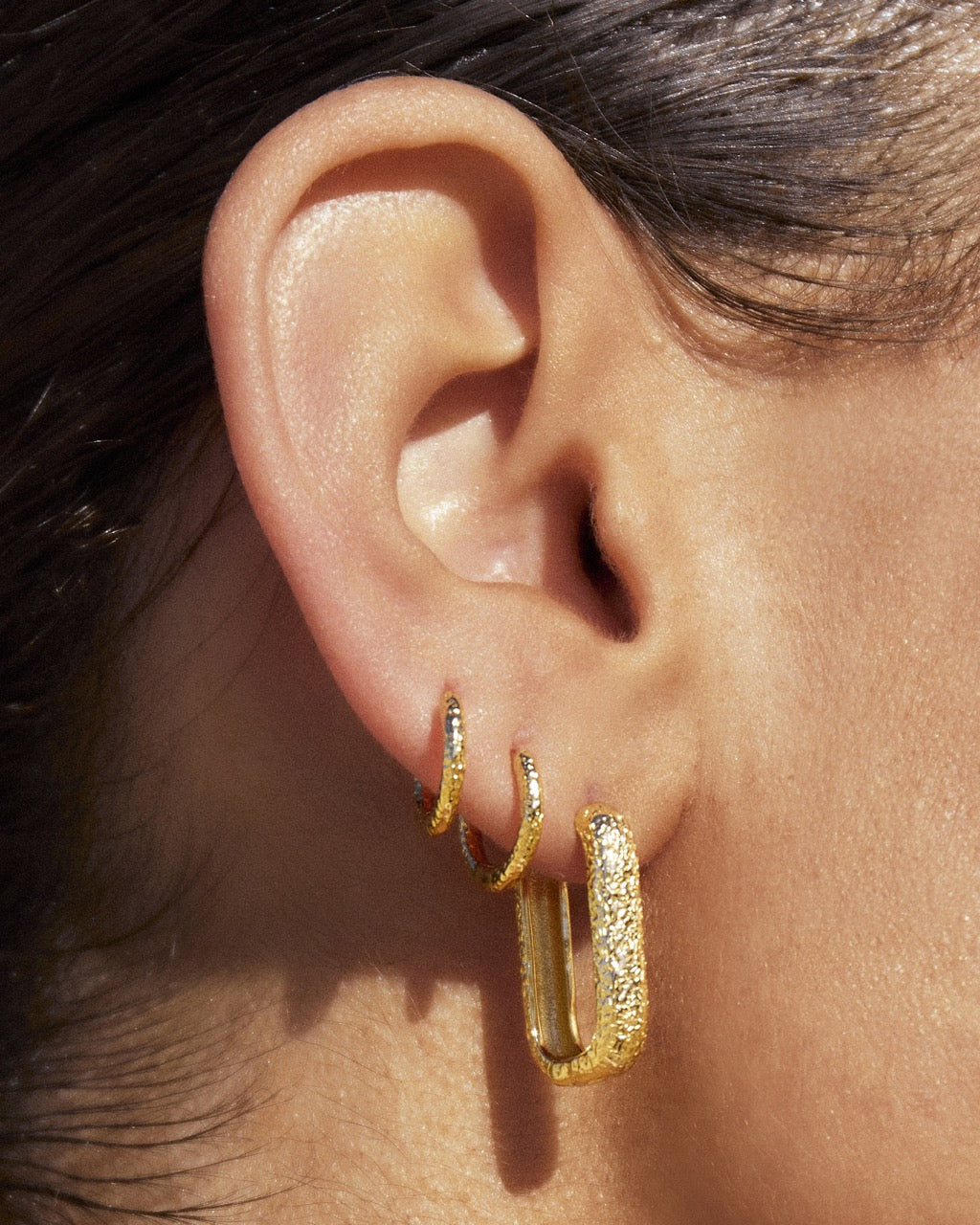 Brinco Elo Farrah - Ouro 18K | SILLENE - uso