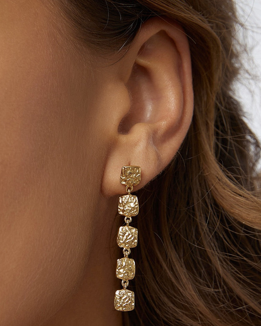 Brinco Emilia - Ouro 18K | SILLENE - uso
