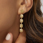 Brinco Emilia - Ouro 18K | SILLENE - uso