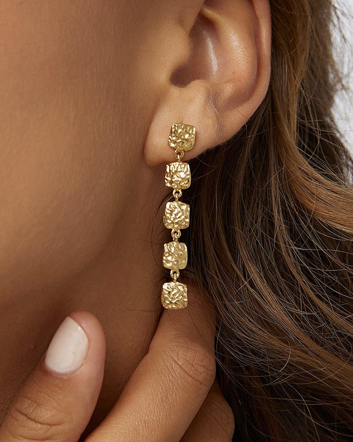 Brinco Emilia - Ouro 18K | SILLENE - uso