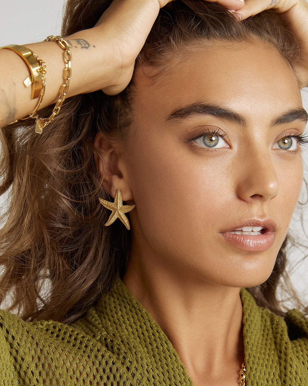 Brinco Estrela do Mar Siesta - Ouro 18K | SILLENE - uso