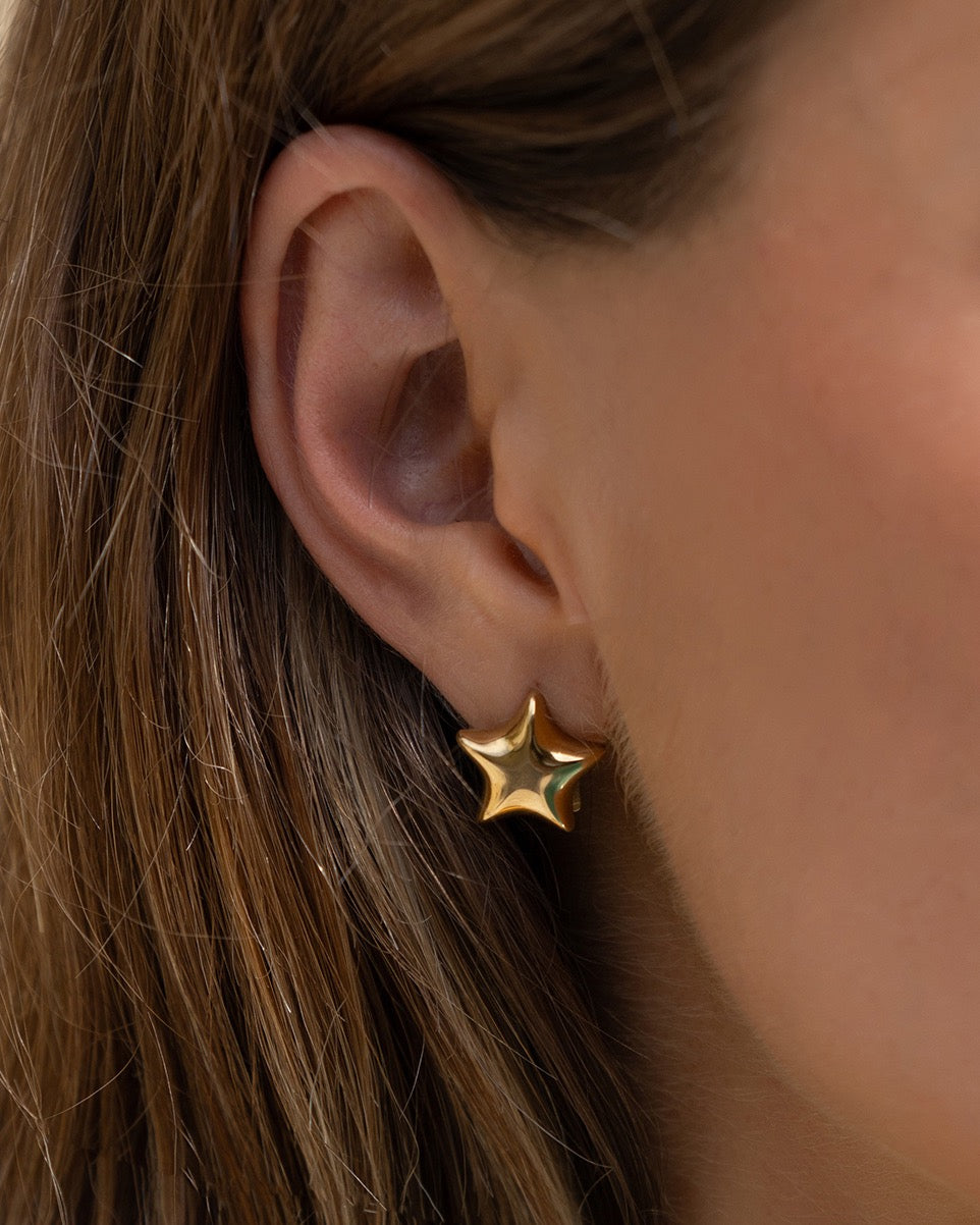 Brinco Estrela Radiante - Ouro 18K | SILLENE - uso