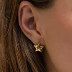 Brinco Estrela Radiante - Ouro 18K | SILLENE - uso