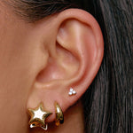 Brinco Estrela Radiante - Ouro 18K | SILLENE - uso