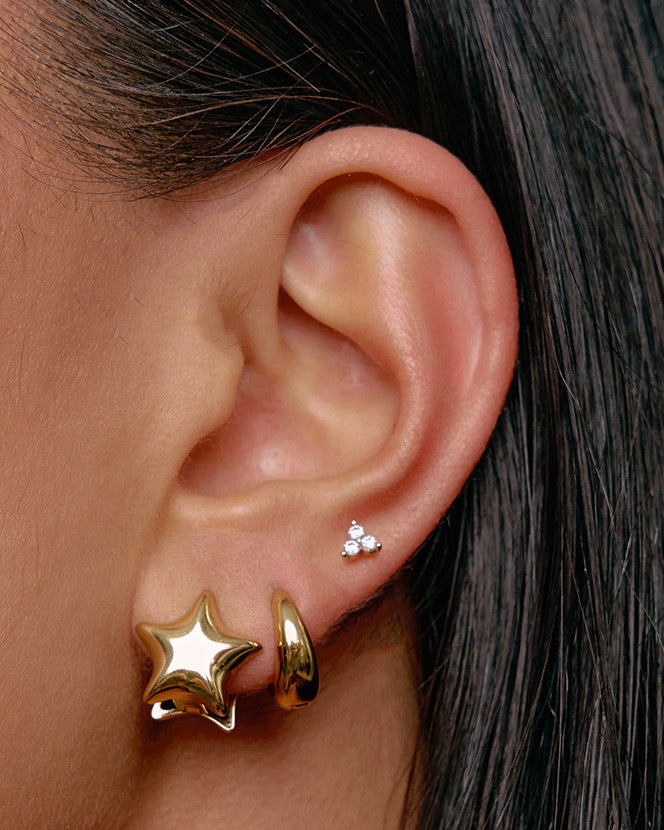 Brinco Estrela Radiante - Ouro 18K | SILLENE - uso