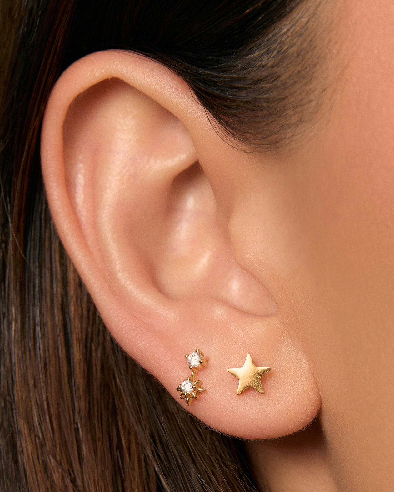 Brinco Estrela Stardust - Ouro 18K | SILLENE - uso