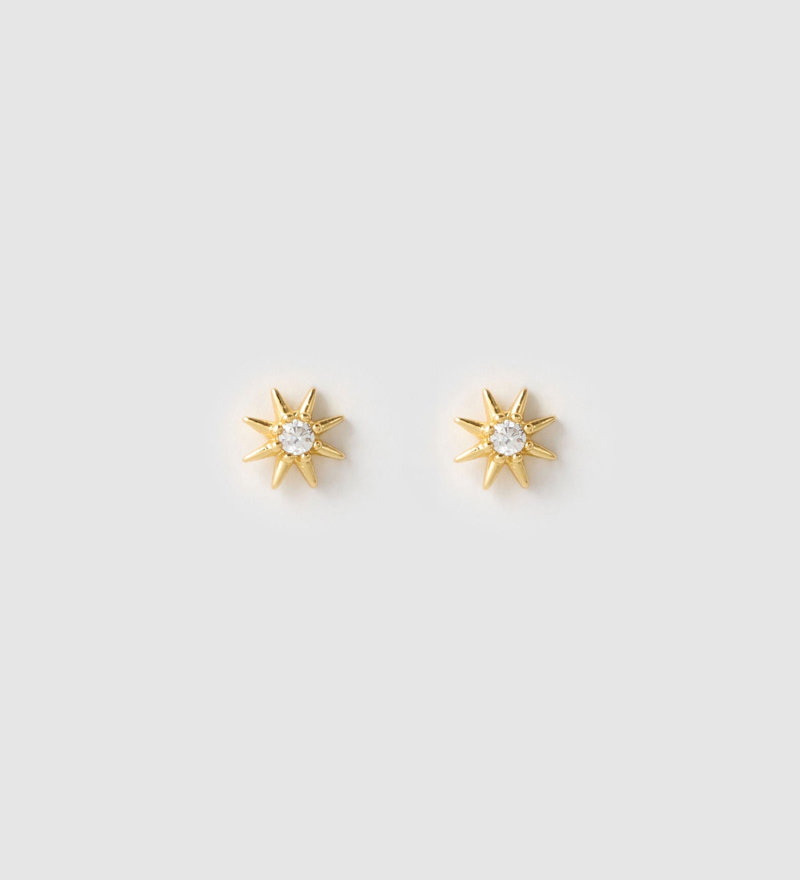 Brinco Estrela Zadie Tarraxa Plana - Ouro 18K | SILLENE