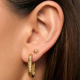 Brinco Estrela Zadie Tarraxa Plana - Ouro 18K | SILLENE - uso