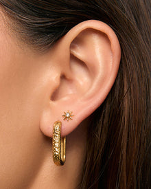 Brinco Estrela Zadie Tarraxa Plana - Ouro 18K | SILLENE - uso