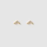 Brinco Flecha Cravejada - Ouro 18K | SILLENE