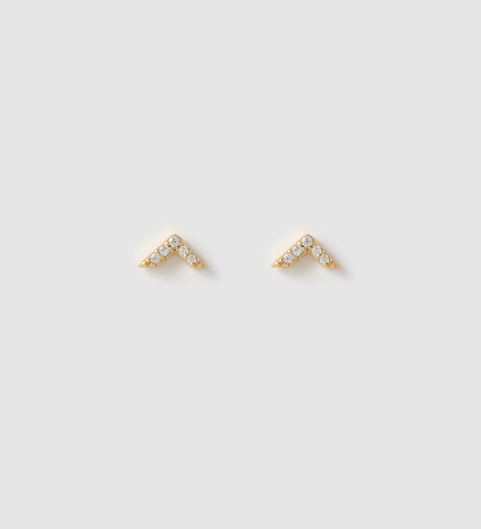 Brinco Flecha Cravejada - Ouro 18K | SILLENE