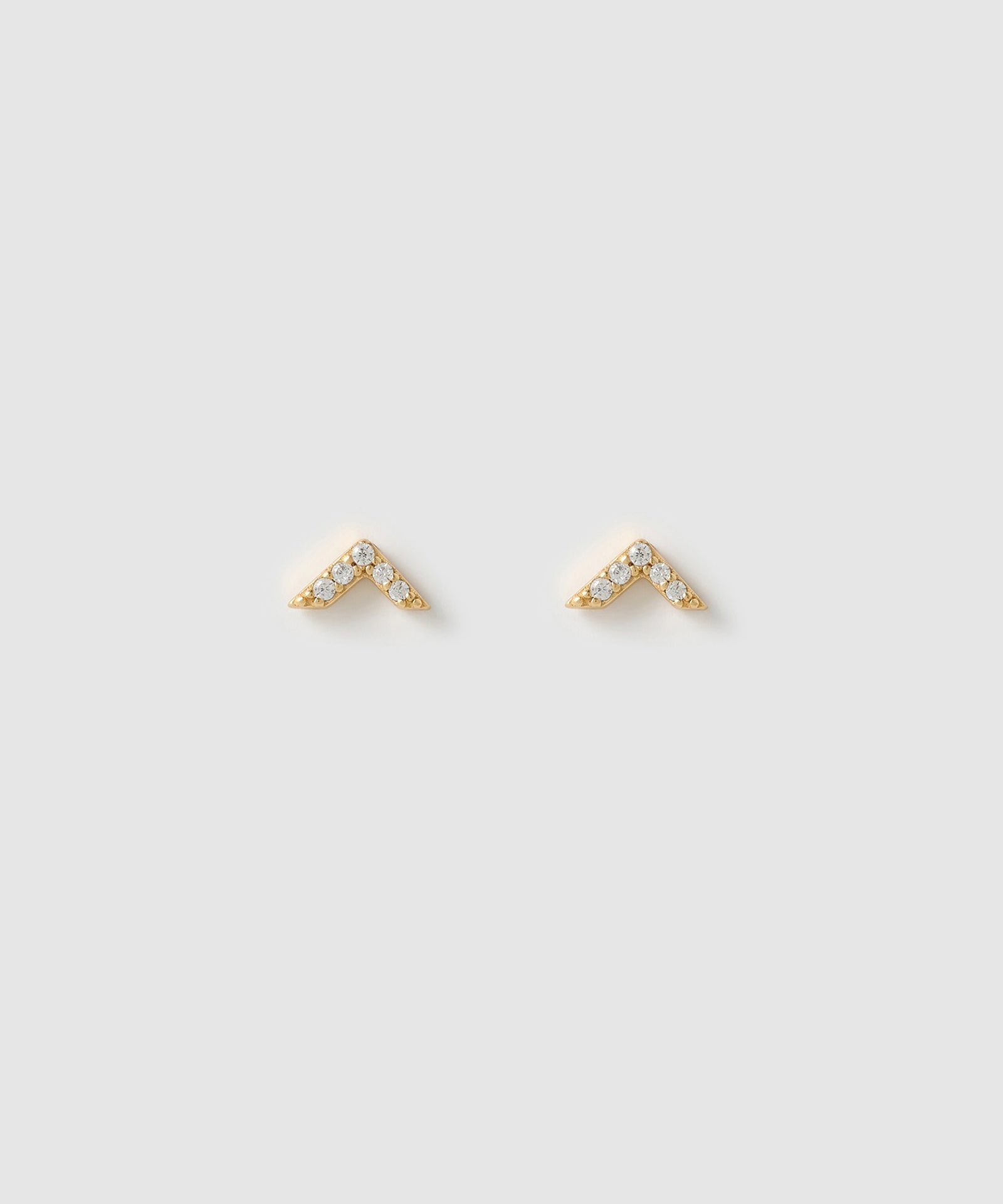 Brinco Flecha Cravejada - Ouro 18K | SILLENE