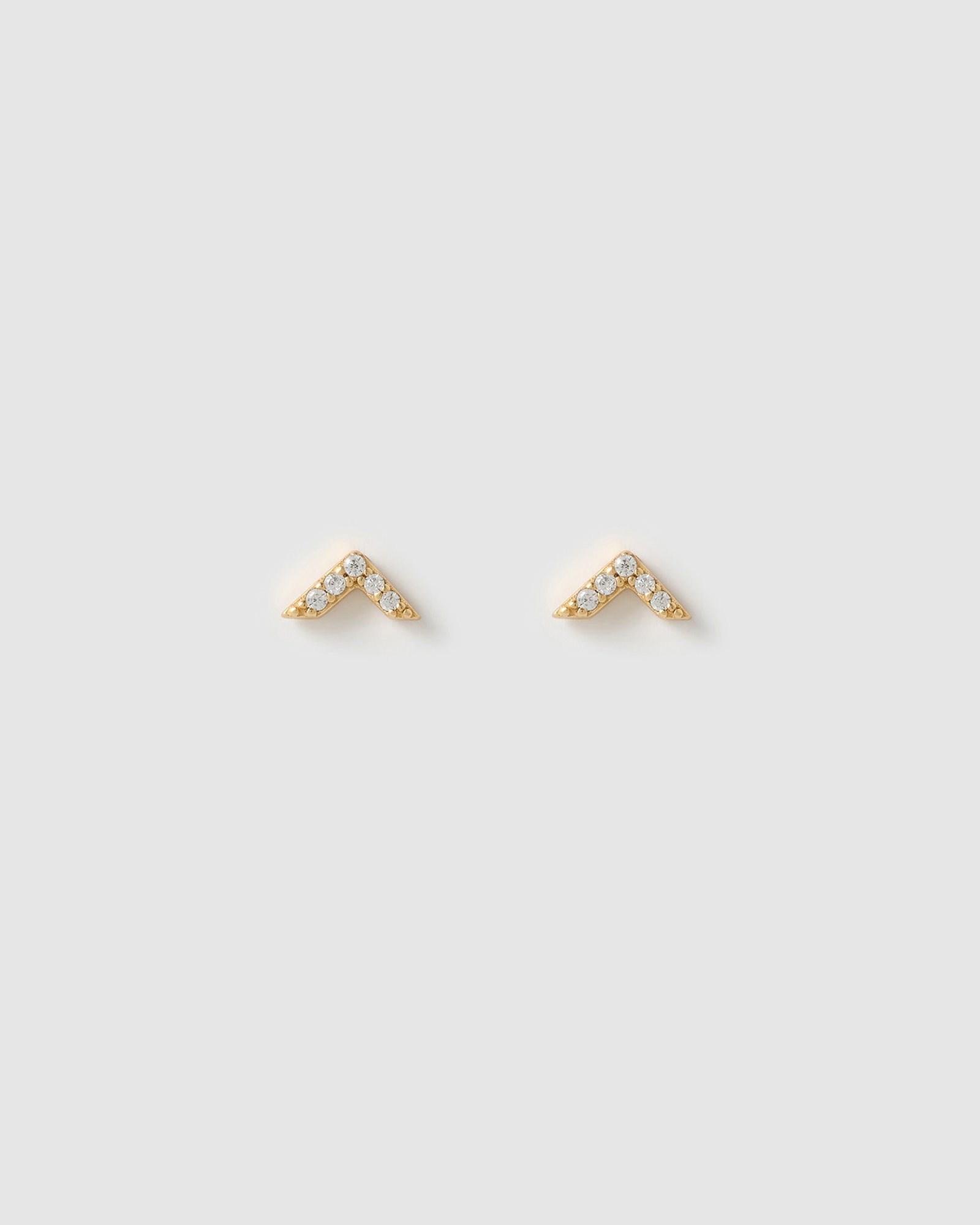 Brinco Flecha Cravejada - Ouro 18K | SILLENE