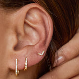 Brinco Flecha Cravejada - Ouro 18K | SILLENE - uso