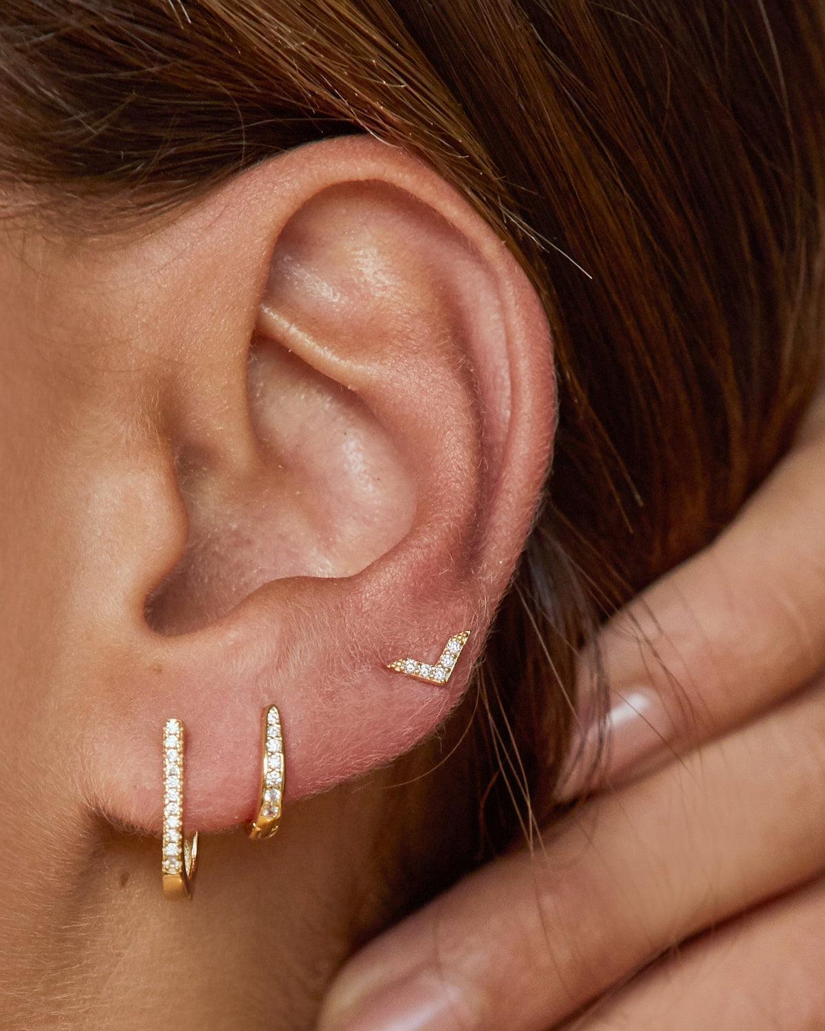 Brinco Flecha Cravejada - Ouro 18K | SILLENE - uso