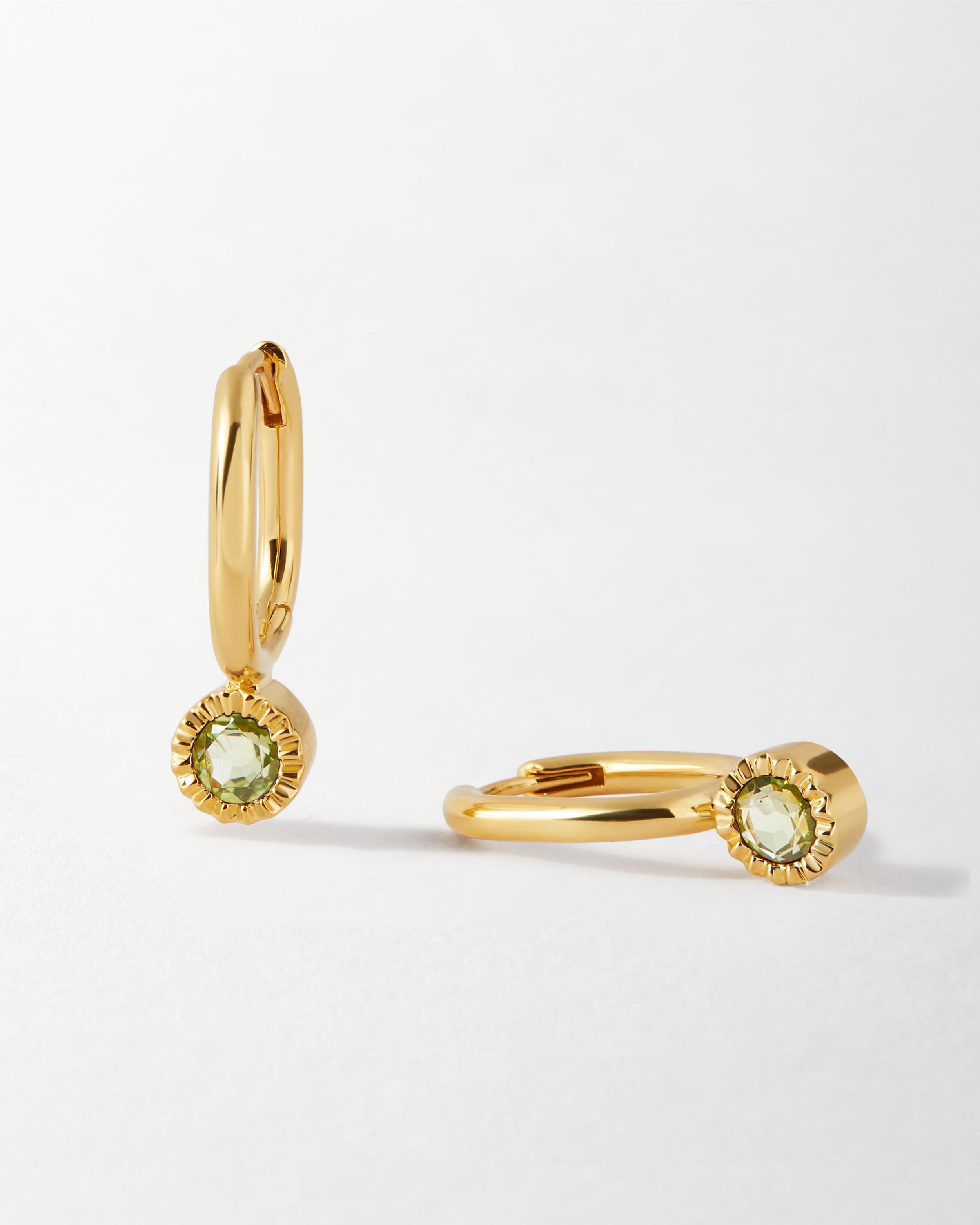 Brinco Gota Pedra do Mês - Agosto (Peridoto) - Ouro 18K | SILLENE - u-hoop