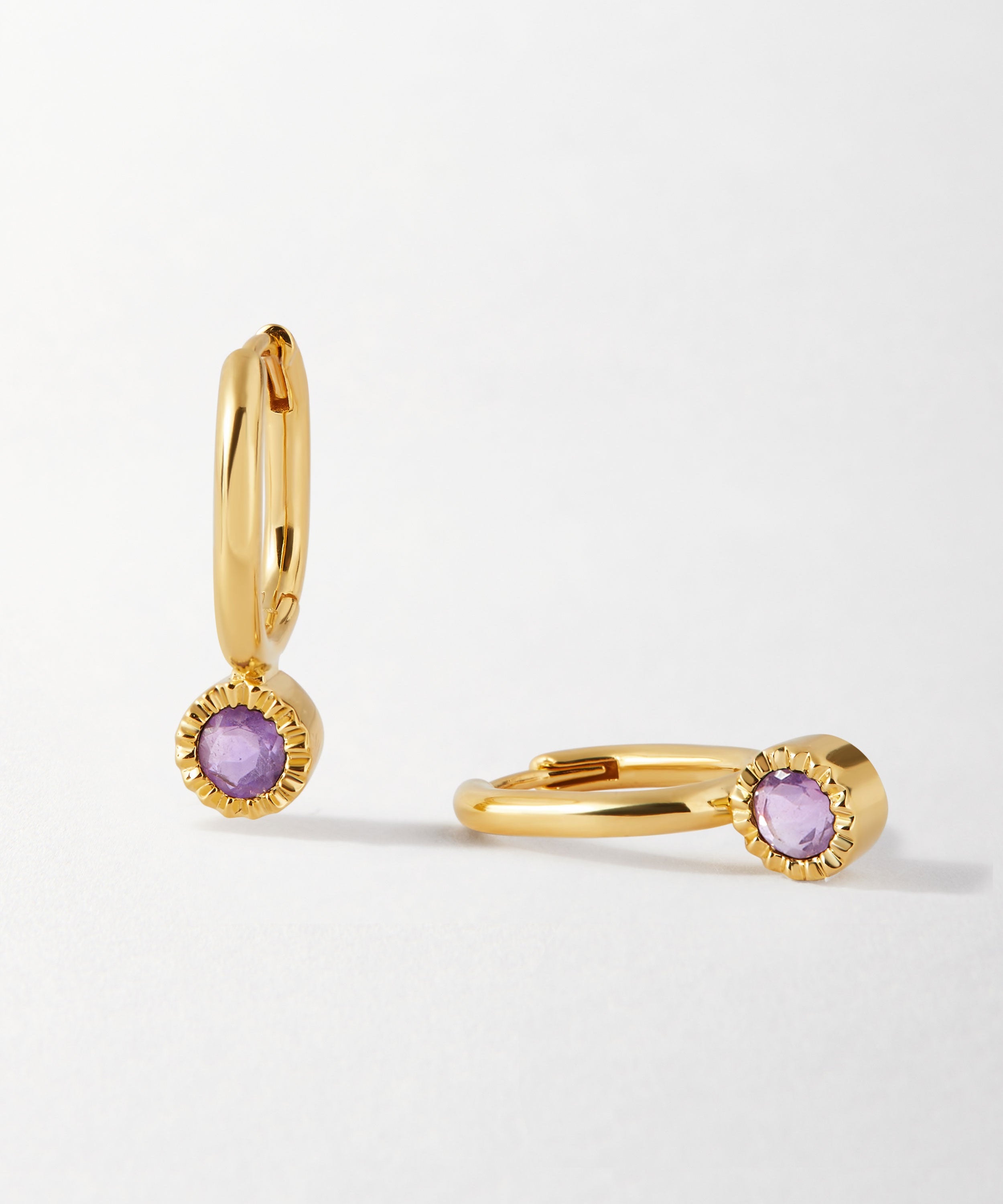 Brinco Gota Pedra do Mês - Fevereiro (Ametista) - Ouro 18K | SILLENE