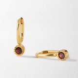 Brinco Gota Pedra do Mês - Janeiro (Granada) - Ouro 18K | SILLENE