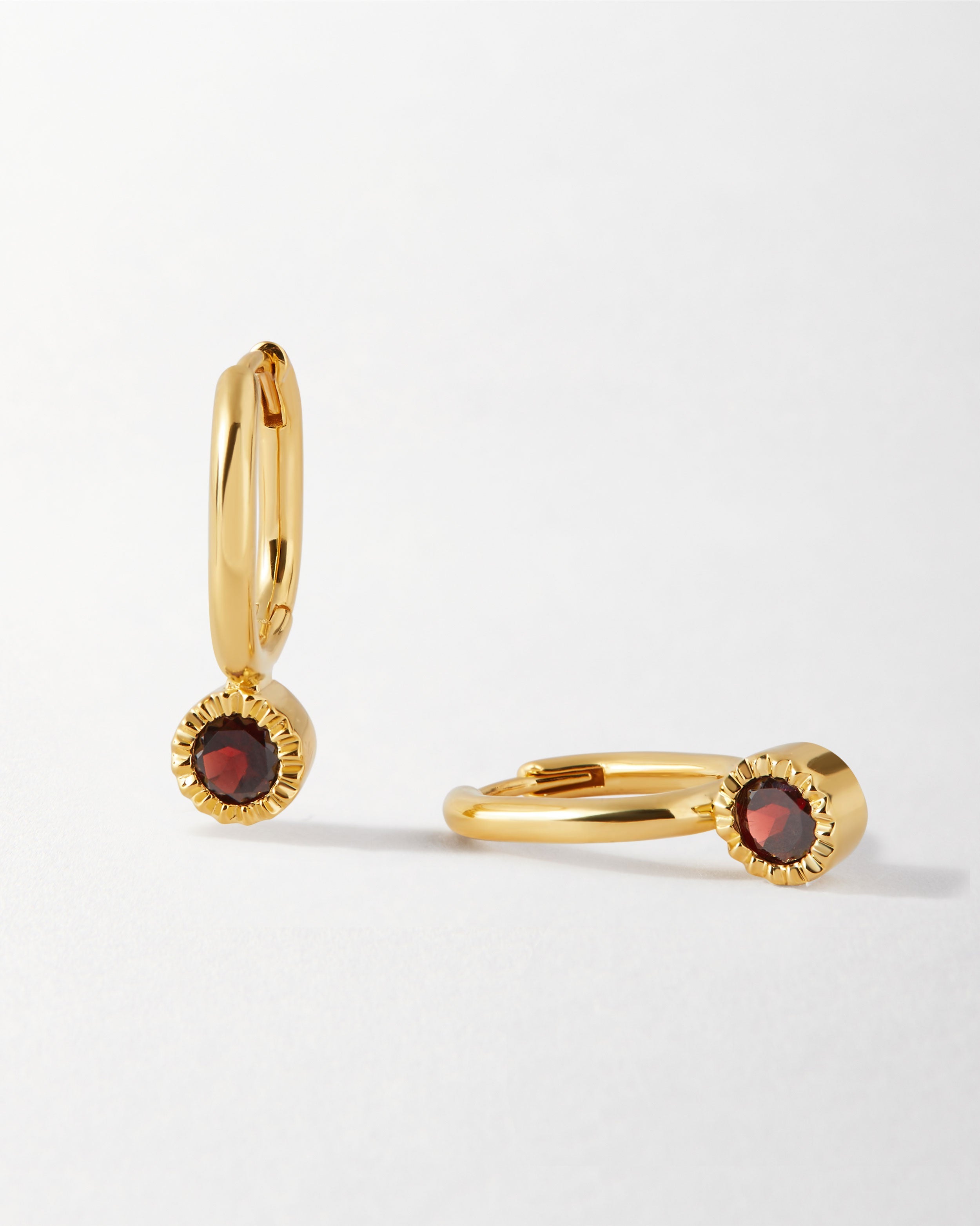 Brinco Gota Pedra do Mês - Janeiro (Granada) - Ouro 18K | SILLENE