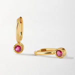 Brinco Gota Pedra do Mês - Julho (Rubi) - Ouro 18K | SILLENE
