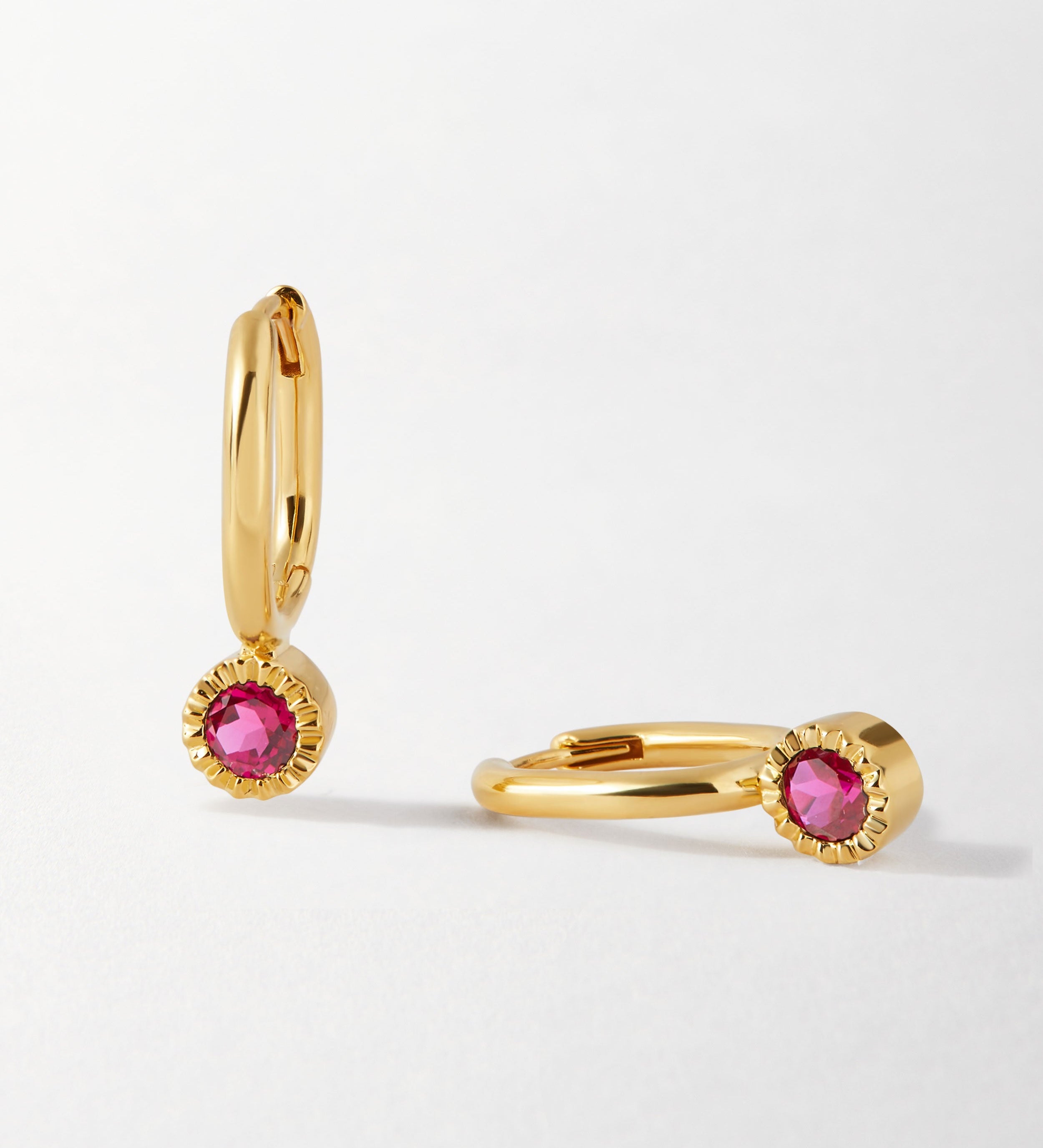 Brinco Gota Pedra do Mês - Julho (Rubi) - Ouro 18K | SILLENE