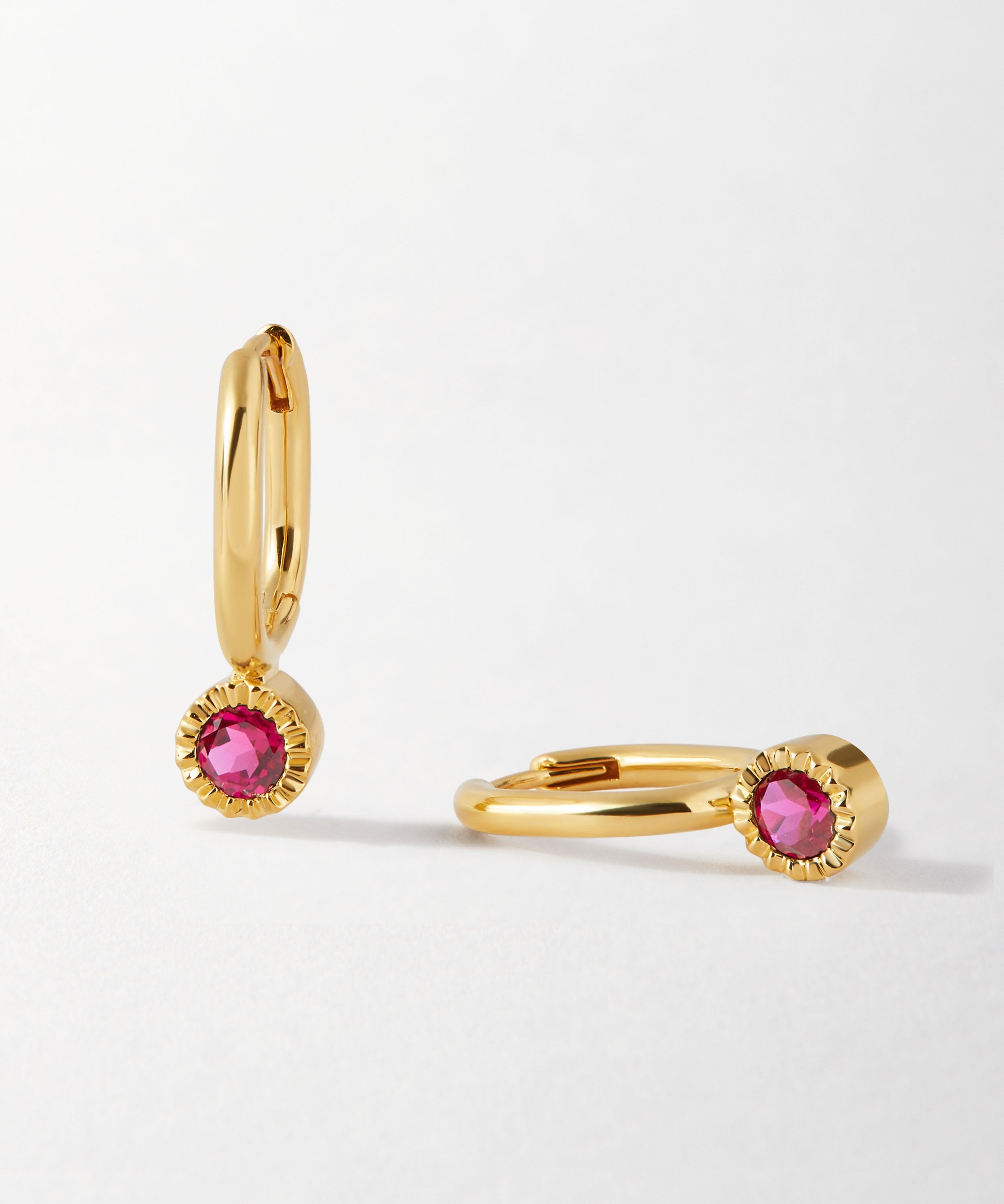 Brinco Gota Pedra do Mês - Julho (Rubi) - Ouro 18K | SILLENE