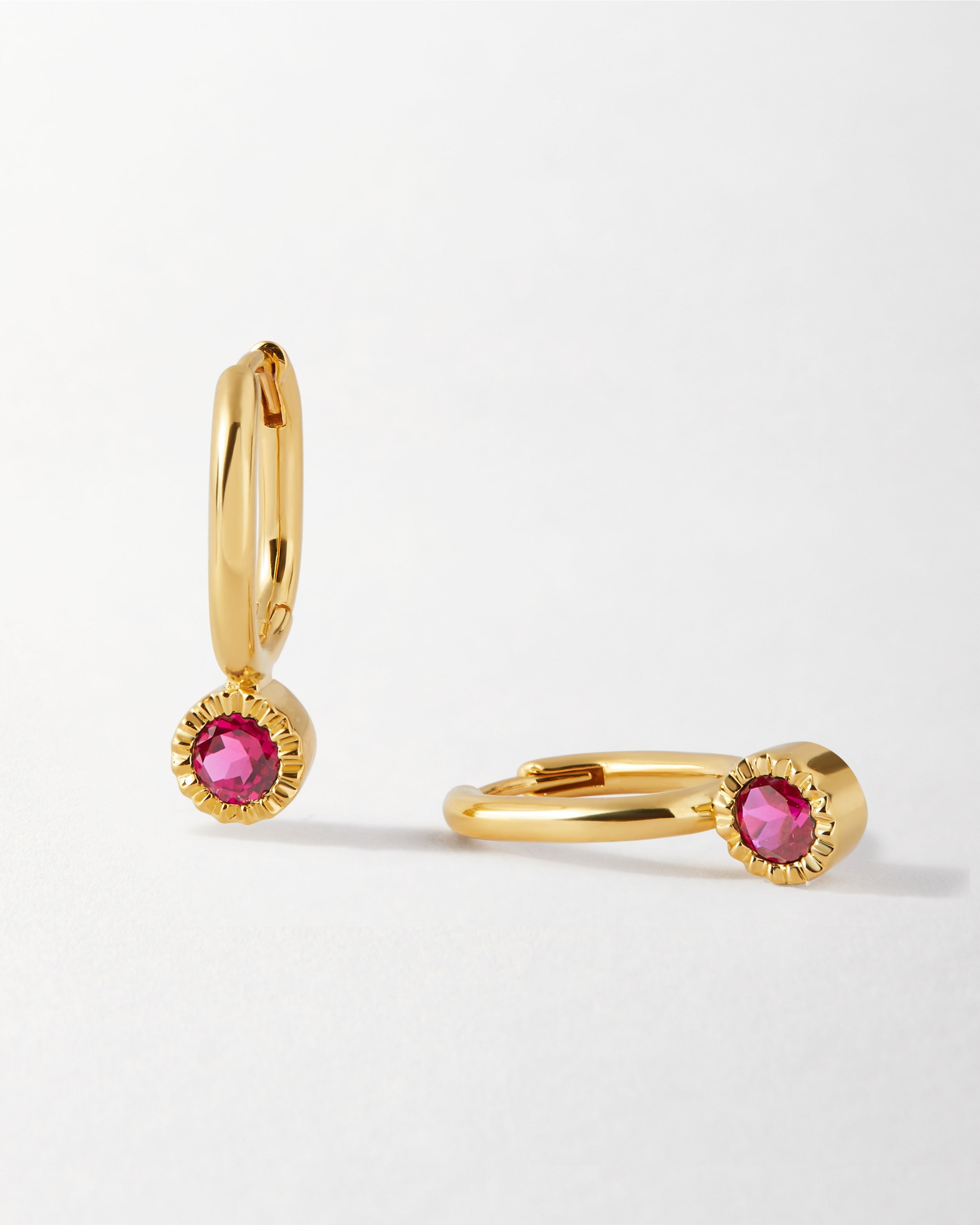 Brinco Gota Pedra do Mês - Julho (Rubi) - Ouro 18K | SILLENE