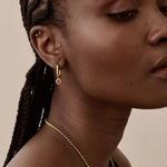 Brinco Gota Pedra do Mês - Julho (Rubi) - Ouro 18K | SILLENE - uso