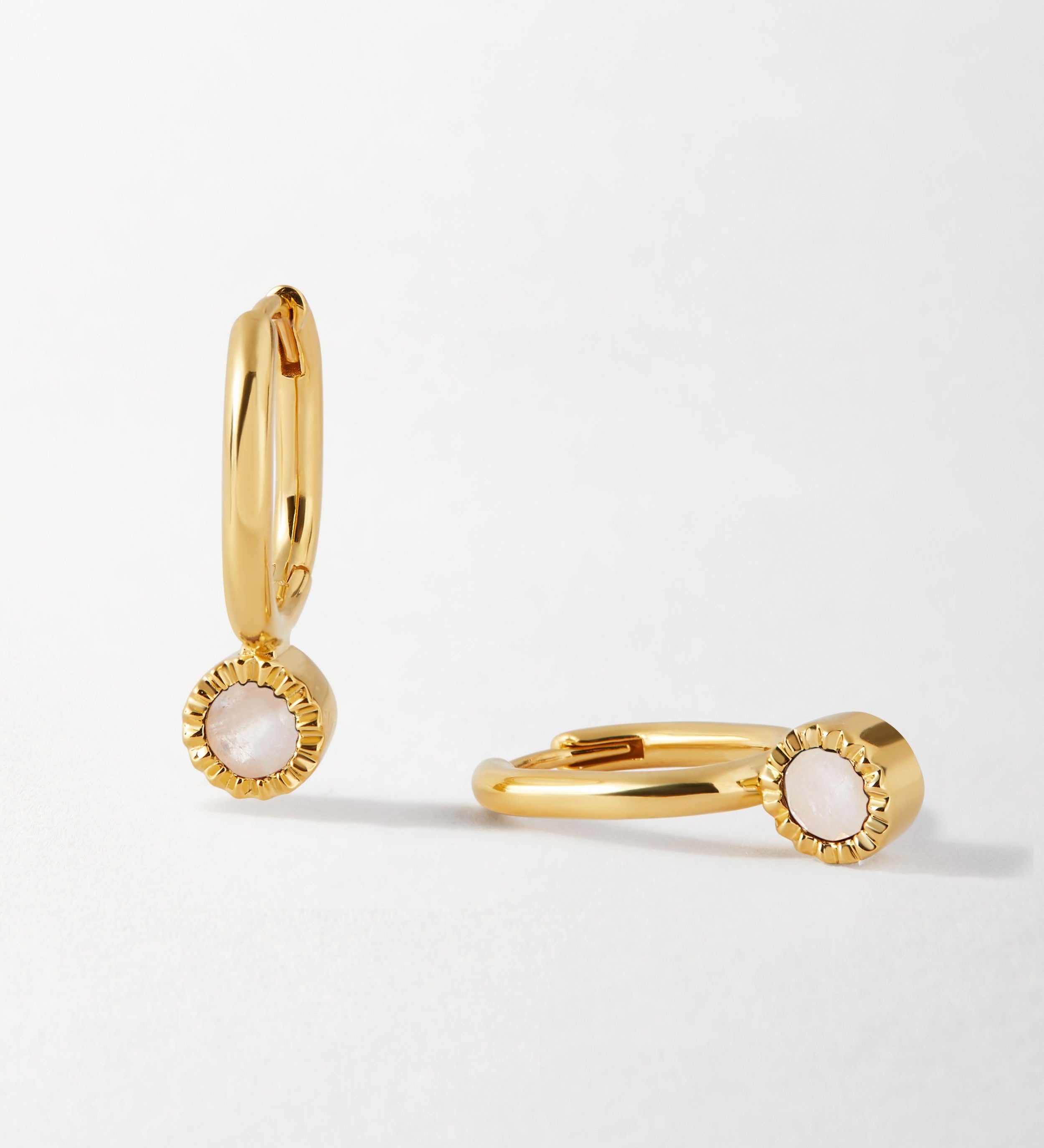 Brinco Gota Pedra do Mês - Junho (Pedra-da-Lua) - Ouro 18K | SILLENE